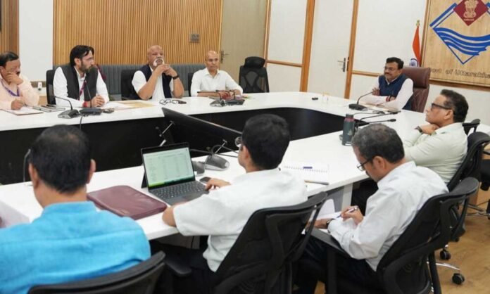 मुख्य सचिव आनन्द बर्द्धन ने बाकी बचे 36 विभागों की समीक्षा