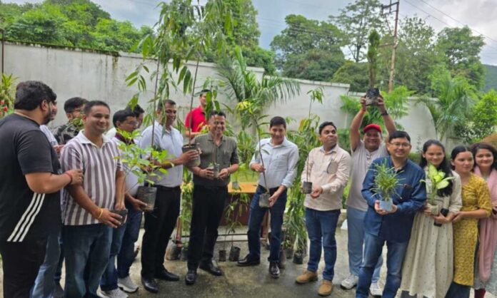 हरेला पर्व पर हरियाली का संकल्प, खाद्य संरक्षा एवं औषधि प्रशासन विभाग उत्तराखंड में किया गया पौधारोपण