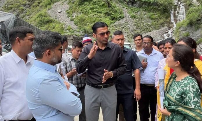 डीएम पंहुचे पाटा गांव, ग्राम पंचायत बमराड़ के पाटा गांव भू- धसाव का जियोलॉजिकल सर्वे कराने के डीएम  ने दिए निर्देश