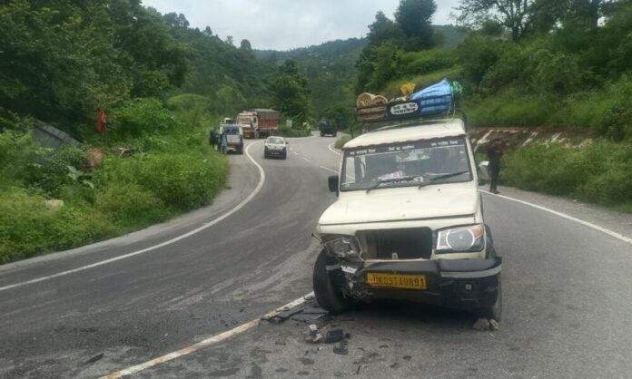बोलेरो और वेगनार की आपस में टक्कर, बाल-बाल बचे यात्री