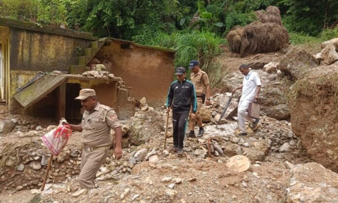 डीएम बागेश्वर पहुंचे पौंसारी एवं बैसानी क्षेत्र का निरीक्षण करने, दिए ये निर्देश… डीएम बागेश्वर पहुंचे पौंसारी एवं बैसानी क्षेत्र का निरीक्षण करने, दिए ये निर्देश…