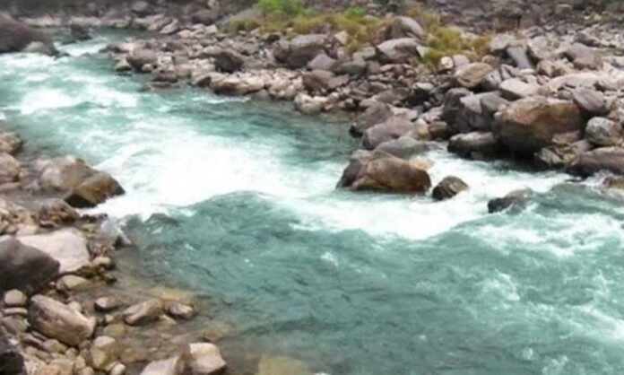 गंगा में बह रही पत्नी को बचाने के लिए पति कूदा, दोनों लापता
