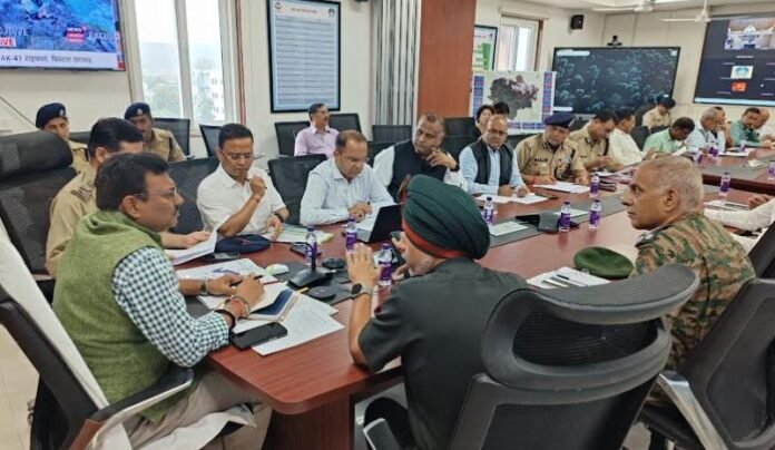 मुख्य सचिव ने एसईओसी से की रेस्क्यू अभियान की समीक्षा मुख्य सचिव ने एसईओसी से की रेस्क्यू अभियान की समीक्षा