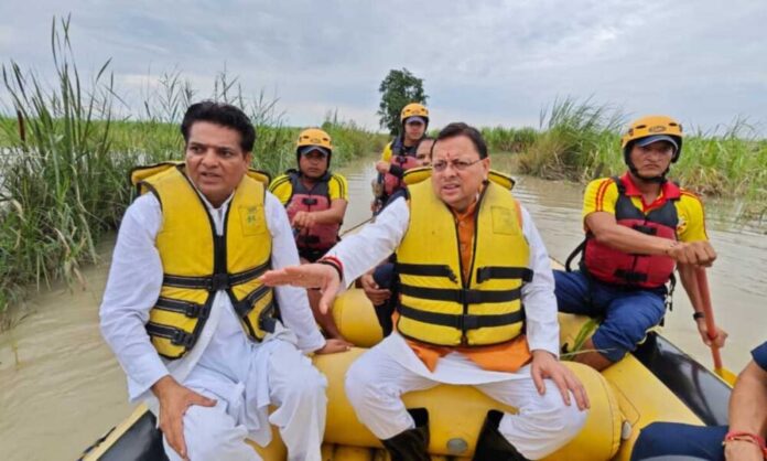 भारी बारिश के बीच ट्रैक्टर से पहुँचे हरिद्वार के लक्सर आपदा प्रभावित क्षेत्रों में पहुंचे सीएम धामी भारी बारिश के बीच ट्रैक्टर से पहुँचे हरिद्वार के लक्सर आपदा प्रभावित क्षेत्रों में पहुंचे सीएम धामी