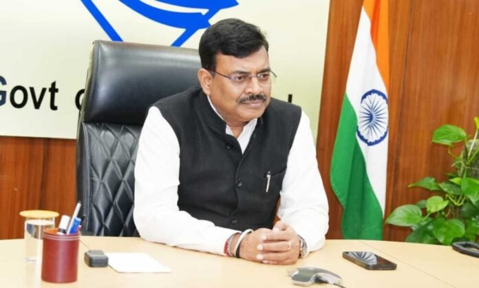 मुख्य सचिव आनंद बर्द्धन ने प्रदेश में झुग्गी बस्तियों के पुनर्विकास से सम्बंधित बैठक ली