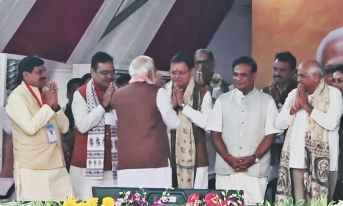 मुख्यमंत्री पुष्कर सिंह धामी पटना (बिहार) में नवनिर्वाचित सरकार के शपथ ग्रहण समारोह में हुए सम्मिलित