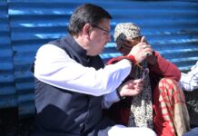 लोकपर्व इगास पर रुद्रप्रयाग के आपदा प्रभावित परिवारों के बीच पहुँचे मुख्यमंत्री धामी