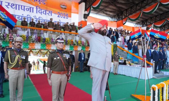 राज्य स्थापना के रजत जयंती समारोह में राज्यपाल ने रैतिक परेड की सलामी ली राज्य स्थापना के रजत जयंती समारोह में राज्यपाल ने रैतिक परेड की सलामी ली