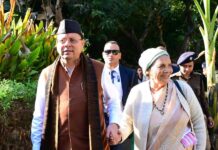 मां के साथ पैतृक गांव पहुंच भावुक हुए सीएम धामी मां के साथ पैतृक गांव पहुंच भावुक हुए सीएम धामी