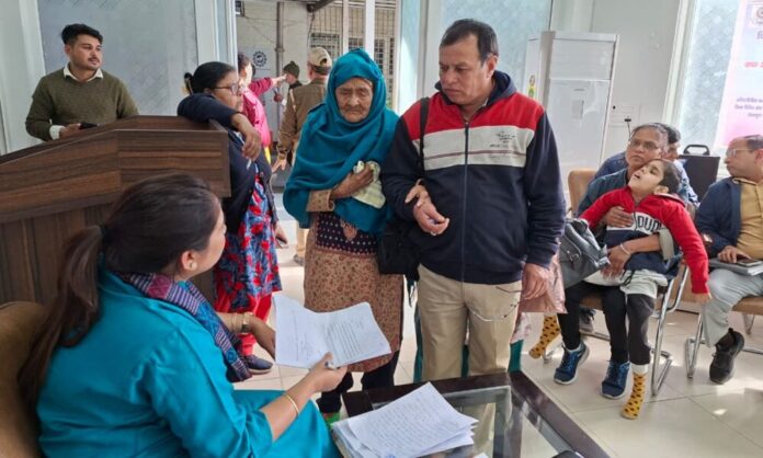 जनता दर्शन में उमड़ी भीड़ः 146 फरियादी पहुंचे समाधान की आस में जनता दर्शन में उमड़ी भीड़ः 146 फरियादी पहुंचे समाधान की आस में