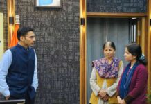 निजी संस्थान में नौकरी मिलने उपरांत माता संग प्रशासन का धन्यवाद करने कलेक्ट्रेट पहुंची प्रियंका निजी संस्थान में नौकरी मिलने उपरांत माता संग प्रशासन का धन्यवाद करने कलेक्ट्रेट पहुंची प्रियंका