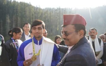 मुख्य सचिव ने सशस्त्र सेना झंडा दिवस पर सैनिकों को नमन, खिलाड़ियों को किया सम्मानित मुख्य सचिव ने सशस्त्र सेना झंडा दिवस पर सैनिकों को नमन, खिलाड़ियों को किया सम्मानित