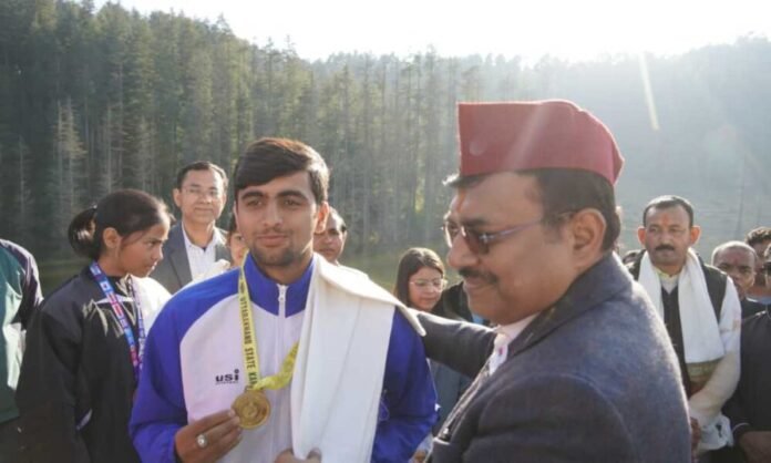 मुख्य सचिव ने सशस्त्र सेना झंडा दिवस पर सैनिकों को नमन, खिलाड़ियों को किया सम्मानित मुख्य सचिव ने सशस्त्र सेना झंडा दिवस पर सैनिकों को नमन, खिलाड़ियों को किया सम्मानित