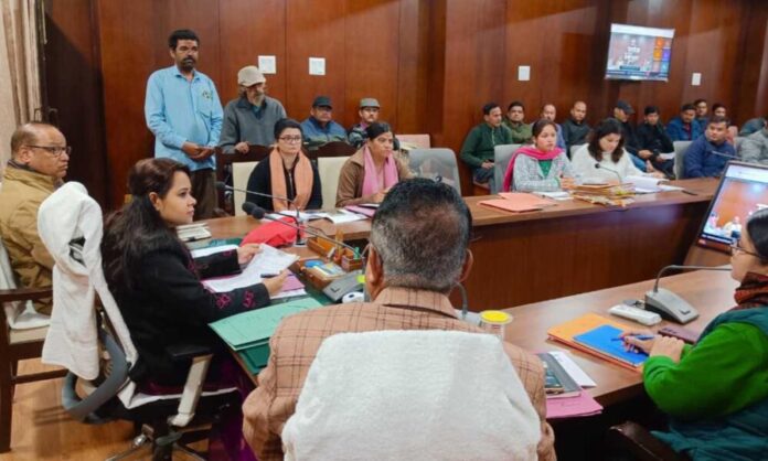 जिलाधिकारी की अध्यक्षता में जनता दरबार, 25 शिकायतें दर्ज