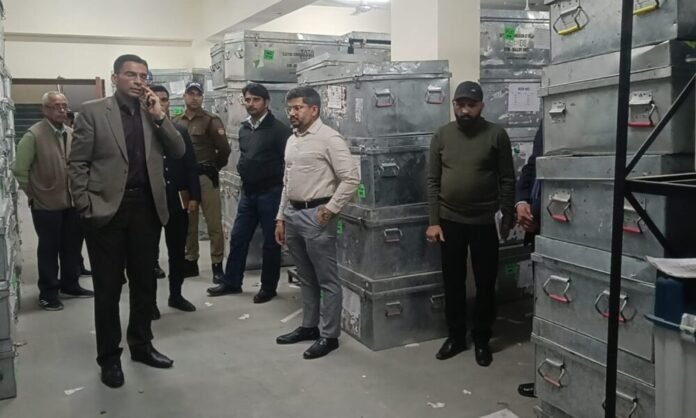 डीएम ने किया EVM–VVPAT वेयरहाउस का निर्धारित प्रोटोकॉल के अनुरूप त्रैमासिक निरीक्षण डीएम ने किया EVM–VVPAT वेयरहाउस का निर्धारित प्रोटोकॉल के अनुरूप त्रैमासिक निरीक्षण
