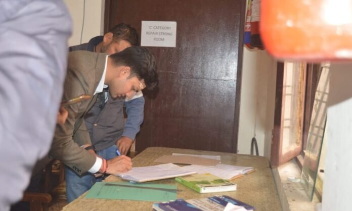 जिलाधिकारी प्रतीक जैन ने किया ईवीएम एवं वीवीपैट वेयरहाउस का त्रैमासिक निरीक्षण जिलाधिकारी प्रतीक जैन ने किया ईवीएम एवं वीवीपैट वेयरहाउस का त्रैमासिक निरीक्षण