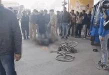 ट्रक ने साइकिल सवार को कुचला, शव को समेट टेंपो में लाद अस्पताल भेजा