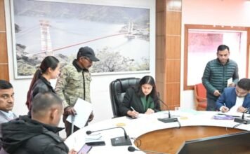 जनता दरबार कार्यक्रम में सीडीओ टिहरी ने सुनी जन समस्याएं जनता दरबार कार्यक्रम में सीडीओ टिहरी ने सुनी जन समस्याएं