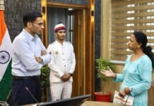 मां के पांव गिरकर माफी मांगो, वरना होगा जिला बदर : डीएम मां के पांव गिरकर माफी मांगो, वरना होगा जिला बदर : डीएम