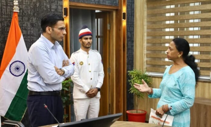 मां के पांव गिरकर माफी मांगो, वरना होगा जिला बदर : डीएम मां के पांव गिरकर माफी मांगो, वरना होगा जिला बदर : डीएम