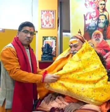 बदरीनाथ धाम की परंपरा का संदेश लेकर काशी पहुंचे पंचायत अध्यक्ष, शंकराचार्य महाराज से की भेंट