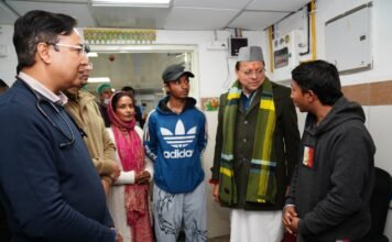 सीएम धामी देर रात दून अस्पताल पहुंचे, लापरवाही पर कार्रवाई की चेतावनी