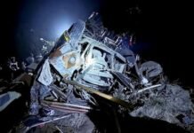 नदी में समाई यात्रियों से भरी बस, 18 की दर्दनाक मौत