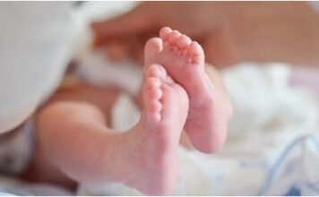 निर्ममता की हद: कचरे में फेंका गया लाल कपड़े में लिपटा भ्रूण, क्षेत्र में सनसनी