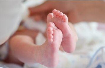 निर्ममता की हद: कचरे में फेंका गया लाल कपड़े में लिपटा भ्रूण, क्षेत्र में सनसनी