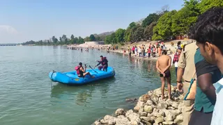 गंगा में डूबे दो श्रद्धालु: हरिद्वार में गाजियाबाद के युवकों की तलाश जारी