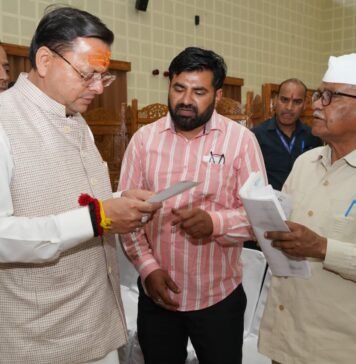 सीएम धामी की जनसुनवाई: मुख्य सेवक सदन में दूर-दराज से पहुंचे लोगों की सुनी समस्याएं