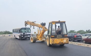 हरिद्वार में दर्दनाक सड़क हादसा: मां-बेटे समेत 3 की मौत, फ्लाईओवर से गिरे लोग