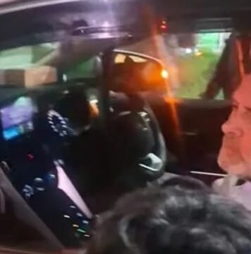 पेड़ों की कटाई के विरोध में धरने पर बैठे लोगों से मिले राहुल गांधी, बीच रास्ते रुका काफिला