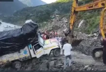 गंगोत्री हाईवे पर बड़ा हादसा टला: पापड़ गाड के पास गंगा की ओर फिसला पिकअप, कांवड़ यात्री सुरक्षित
