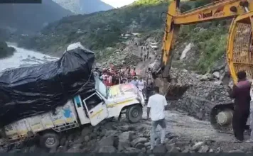 गंगोत्री हाईवे पर बड़ा हादसा टला: पापड़ गाड के पास गंगा की ओर फिसला पिकअप, कांवड़ यात्री सुरक्षित