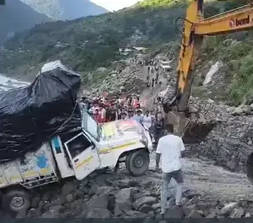 गंगोत्री हाईवे पर बड़ा हादसा टला: पापड़ गाड के पास गंगा की ओर फिसला पिकअप, कांवड़ यात्री सुरक्षित