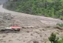 चमोली में तमक नाले का रौद्र रूप, बाढ़ में बहा वैली ब्रिज; हवलदार की तलाश जारी