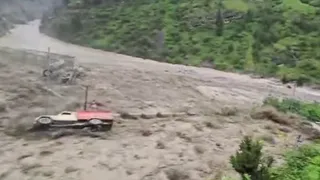 चमोली में तमक नाले का रौद्र रूप, बाढ़ में बहा वैली ब्रिज; हवलदार की तलाश जारी