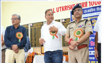 शिक्षकों के सम्मान में सजा मंच, सेवानिवृत्त शिक्षकों को किया सम्मानित
