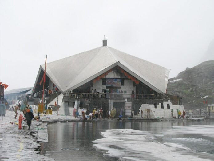 1280px-Hemkunt-003.jpg