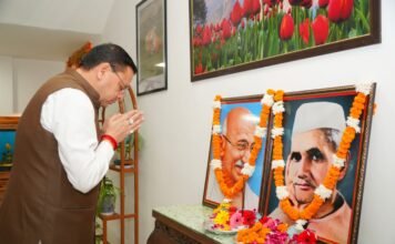 सीएम धामी ने गांधी जयंती पर महात्मा गांधी और लाल बहादुर शास्त्री को किया नमन