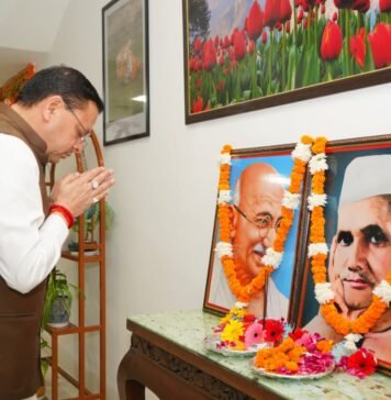 सीएम धामी ने गांधी जयंती पर महात्मा गांधी और लाल बहादुर शास्त्री को किया नमन