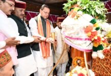 पीएम मोदी के सार्वजनिक जीवन के 25 वर्ष पूर्ण, सीएम धामी ने काशी विश्वनाथ मंदिर में की विशेष पूजा
