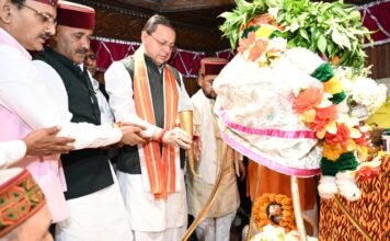 पीएम मोदी के सार्वजनिक जीवन के 25 वर्ष पूर्ण, सीएम धामी ने काशी विश्वनाथ मंदिर में की विशेष पूजा