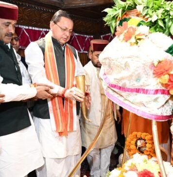 पीएम मोदी के सार्वजनिक जीवन के 25 वर्ष पूर्ण, सीएम धामी ने काशी विश्वनाथ मंदिर में की विशेष पूजा