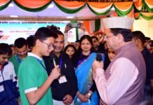 बाल वैज्ञानिकों से रूबरू हुए सीएम धामी, विज्ञान से जुड़े सवालों के दिए उत्तर