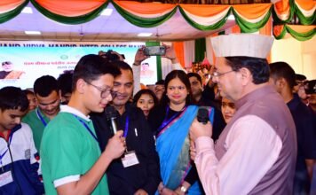 बाल वैज्ञानिकों से रूबरू हुए सीएम धामी, विज्ञान से जुड़े सवालों के दिए उत्तर